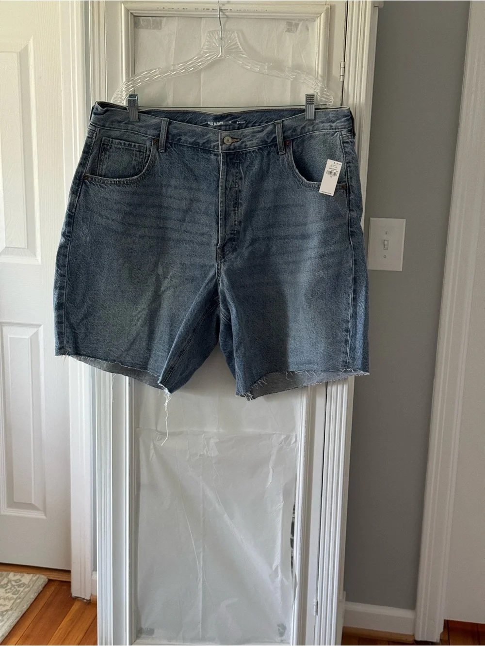 NWT Old Navy Mid-Rise Baggy Denim Shorts - Medium Wash Size 18